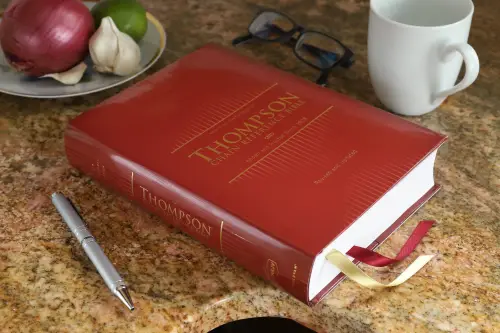 NKJV Thompson Chain-Reference Bible, Hardcover, Red Letter, Comfort Print