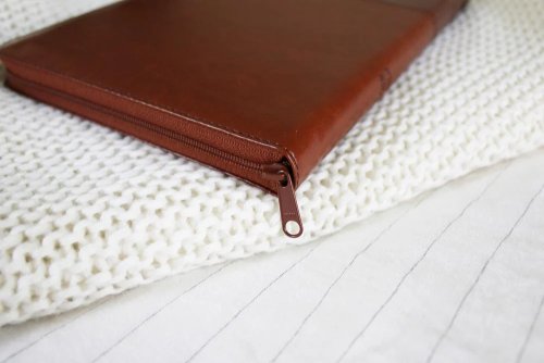 NIV, Thinline Bible, Large Print, Leathersoft, Brown, Zippered, Red Letter, Comfort Print