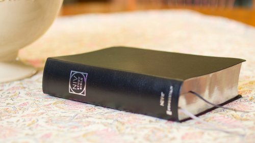 NIV Study Bible, Fully Revised Edition (Study Deeply. Believe Wholeheartedly.), Bonded Leather, Black, Red Letter, Comfort Print