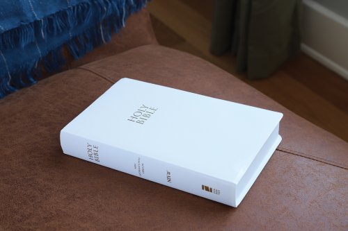 NIV Gift and Award Bible, Leather-Look, White, Red Letter Edition, Comfort Print