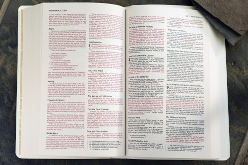 NIV Gift and Award Bible, Leather-Look, White, Red Letter Edition, Comfort Print