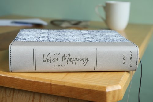 NIV, Verse Mapping Bible, Leathersoft, Navy Floral, Comfort Print