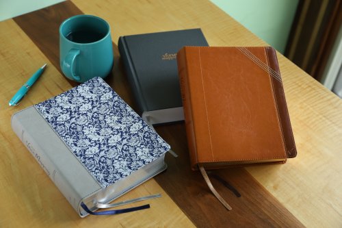 NIV, Verse Mapping Bible, Leathersoft, Navy Floral, Comfort Print