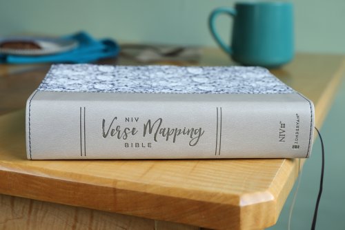 NIV, Verse Mapping Bible, Leathersoft, Navy Floral, Comfort Print