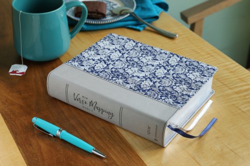 NIV, Verse Mapping Bible, Leathersoft, Navy Floral, Comfort Print