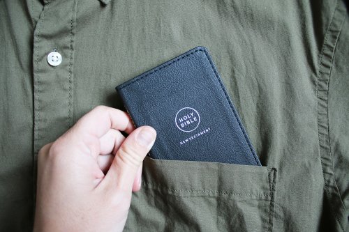 NIV, Shirt Pocket New Testament, Leathersoft, Black, Comfort Print