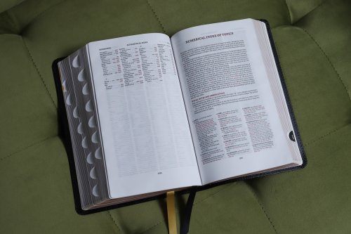 KJV, Thompson Chain-Reference Bible, Handy Size, European Bonded Leather, Black, Red Letter, Thumb Indexed, Comfort Print