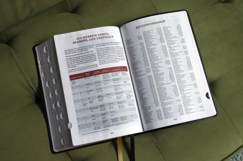 KJV, Thompson Chain-Reference Bible, Large Print, European Bonded Leather, Black, Red Letter, Thumb Indexed, Comfort Print