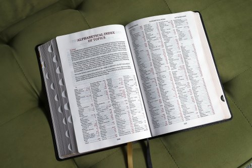 KJV, Thompson Chain-Reference Bible, Large Print, Bonded Leather, Black, Red Letter, Thumb Indexed, Comfort Print