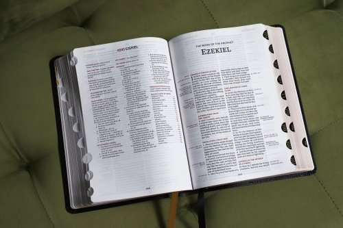 KJV, Thompson Chain-Reference Bible, European Bonded Leather, Black, Red Letter, Thumb Indexed, Comfort Print