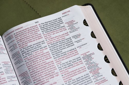 KJV, Thompson Chain-Reference Bible, European Bonded Leather, Black, Red Letter, Thumb Indexed, Comfort Print