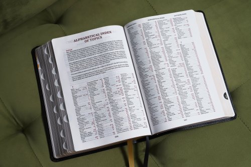 KJV, Thompson Chain-Reference Bible, European Bonded Leather, Black, Red Letter, Thumb Indexed, Comfort Print