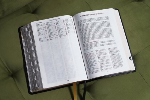 KJV, Thompson Chain-Reference Bible, European Bonded Leather, Black, Red Letter, Thumb Indexed, Comfort Print