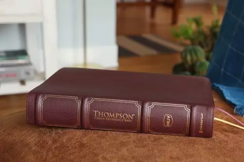 NKJV, Thompson Chain-Reference Bible, Genuine Leather, Calfskin, Burgundy, Red Letter, Thumb Indexed, Comfort Print