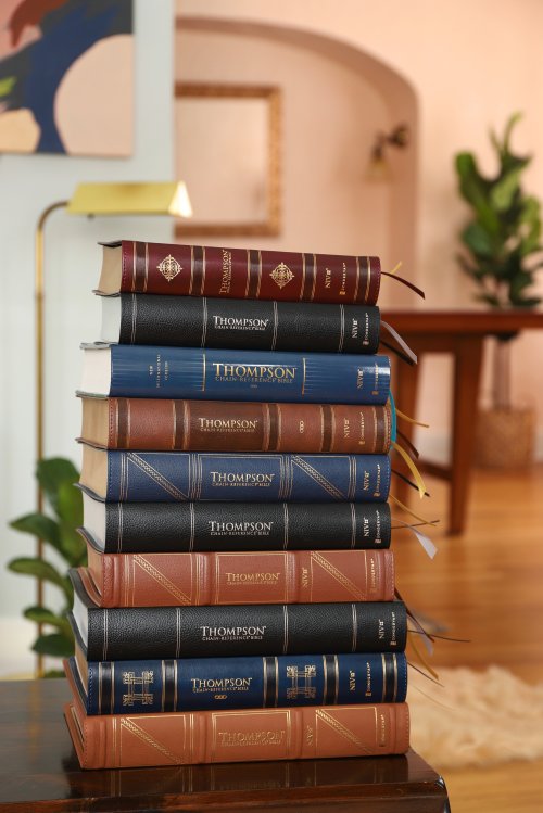 NIV, Thompson Chain-Reference Bible, Handy Size, European Bonded Leather, Black, Thumb Indexed, Red Letter, Comfort Print