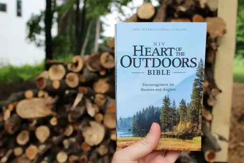 NIV, Heart of the Outdoors Bible, Paperback, Comfort Print