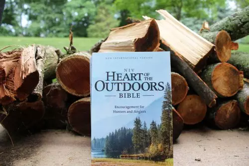 NIV, Heart of the Outdoors Bible, Paperback, Comfort Print