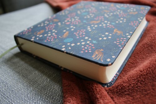 NIV, Journal the Word Bible (Perfect for Note-Taking), Double-Column, Cloth over Board, Navy Floral, Red Letter, Comfort Print