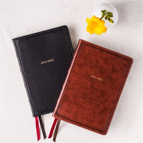 NKJV Holy Bible, Giant Print Thinline Bible, Brown Leathersoft, Thumb Indexed, Red Letter, Comfort Print: New King James Version