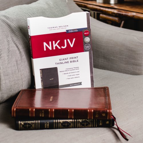 NKJV Holy Bible, Giant Print Thinline Bible, Black Leathersoft, Red Letter, Comfort Print: New King James Version