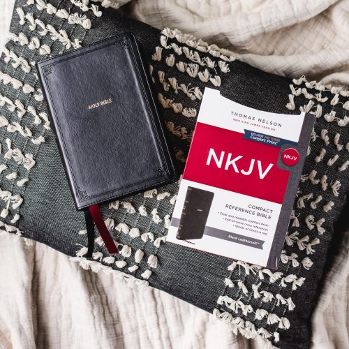 NKJV, End-of-Verse Reference Bible, Compact, Leathersoft, Black, Red Letter, Comfort Print