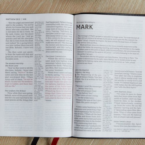 NKJV Holy Bible, Giant Print Center-Column Reference Bible, Brown Leathersoft, Thumb Indexed, 72,000+ Cross References, Red Letter, Comfort Print: New King James Version