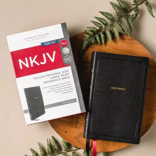 NKJV, Deluxe End-of-Verse Reference Bible, Personal Size Large Print, Leathersoft, Black, Red Letter, Comfort Print