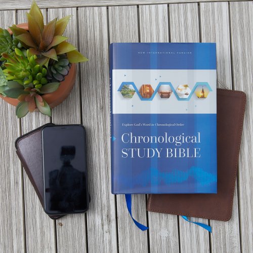 NIV Chronological Study Bible, Blue, Hardback, Comfort Print, Illustrations, Articles, Daily Life Notes, Time Panels, Charts