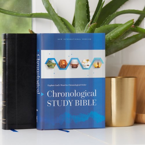 NIV Chronological Study Bible, Blue, Hardback, Comfort Print, Illustrations, Articles, Daily Life Notes, Time Panels, Charts