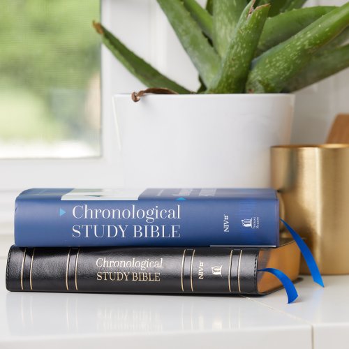 NIV Chronological Study Bible, Blue, Hardback, Comfort Print, Illustrations, Articles, Daily Life Notes, Time Panels, Charts