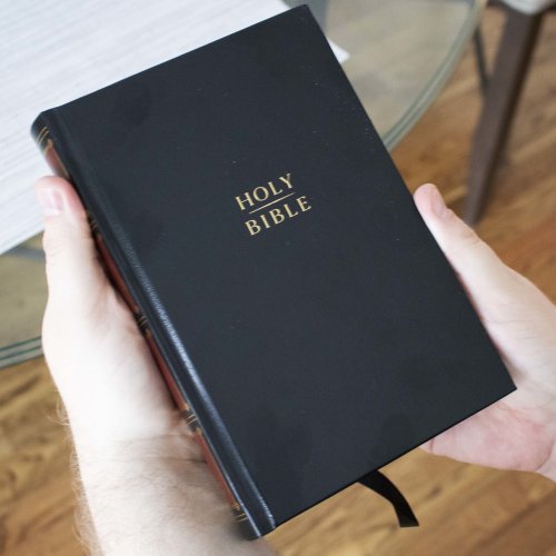 NKJV, Compact Center-Column Reference Bible, Hardcover, Red Letter, Comfort Print