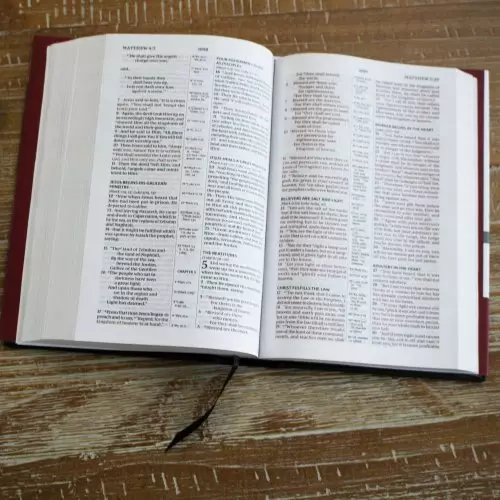 NKJV, Compact Center-Column Reference Bible, Hardcover, Red Letter, Comfort Print