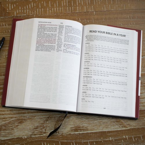 NKJV, Compact Center-Column Reference Bible, Hardcover, Red Letter, Comfort Print