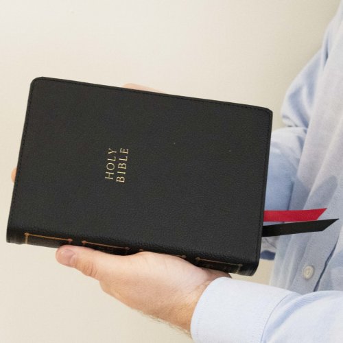 NKJV, Compact Center-Column Reference Bible, Black Genuine Leather, Red Letter, Comfort Print