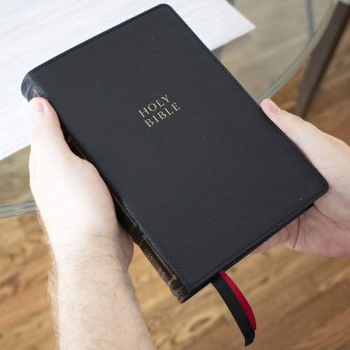 NKJV, Compact Center-Column Reference Bible, Black Genuine Leather, Red Letter, Comfort Print (Thumb Indexed)