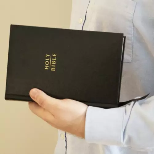 KJV Holy Bible: Compact Bible with 43,000 Center-Column Cross References, Black Hardcover, Red Letter, Comfort Print: King James Version