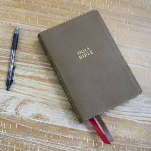 KJV Holy Bible: Compact Bible with 43,000 Center-Column Cross References, Brown Leathersoft, Red Letter, Comfort Print (Thumb Indexing): King James Version