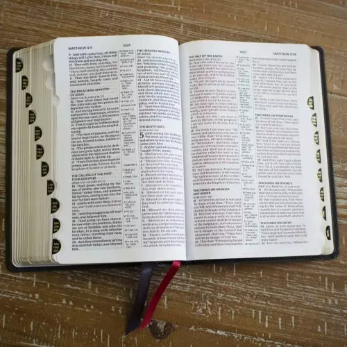 KJV Holy Bible: Compact Bible with 43,000 Center-Column Cross References, Brown Leathersoft, Red Letter, Comfort Print (Thumb Indexing): King James Version