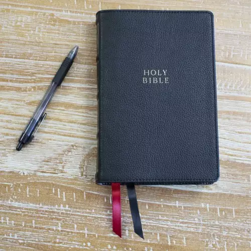 KJV Holy Bible: Compact Bible with 43,000 Center-Column Cross References, Black Genuine Leather, Red Letter, Comfort Print: King James Version