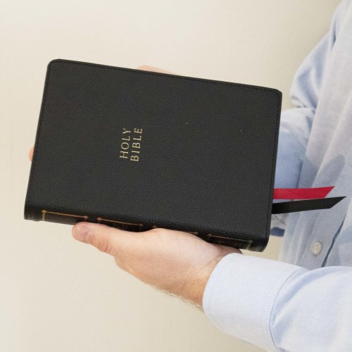 KJV Holy Bible: Compact Bible with 43,000 Center-Column Cross References, Black Genuine Leather, Red Letter, Comfort Print: King James Version