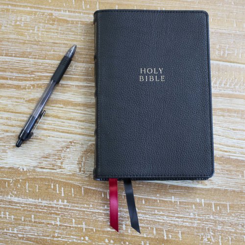 KJV Holy Bible: Compact Bible with 43,000 Center-Column Cross References, Black Genuine Leather, Red Letter, Comfort Print (Thumb Indexing): King James Version