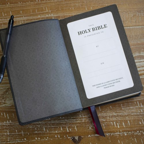 KJV Holy Bible: Compact Bible with 43,000 Center-Column Cross References, Black Genuine Leather, Red Letter, Comfort Print (Thumb Indexing): King James Version