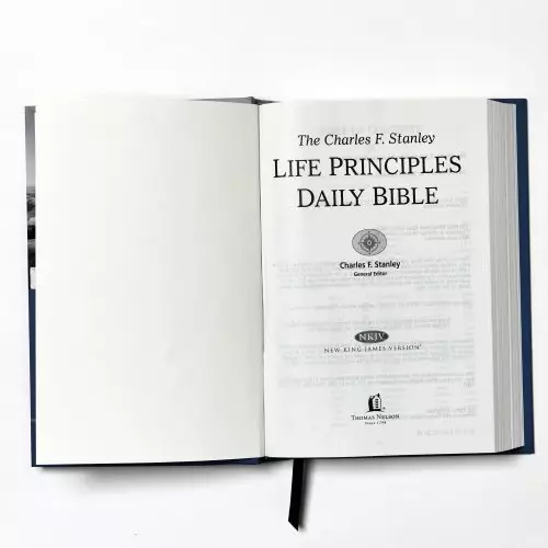 NKJV Life Principles Daily Bible: Paperback