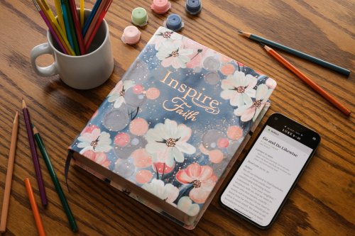 Inspire FAITH Bible NLT, Filament Enabled (LeatherLike, Watercolor Garden)