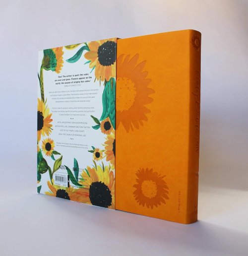 NIV Larger Print Soft-tone Bible: Sunflowers, Anglicised, Pew Bible, Slipcase, Presentation Page, Ribbon Marker, Key Story Shortcuts, Reading Plan, Bible Guide, Quick Links