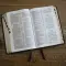 KJV Holy Bible: Compact Bible with 43,000 Center-Column Cross References, Brown Leathersoft, Red Letter, Comfort Print (Thumb Indexing): King James Version