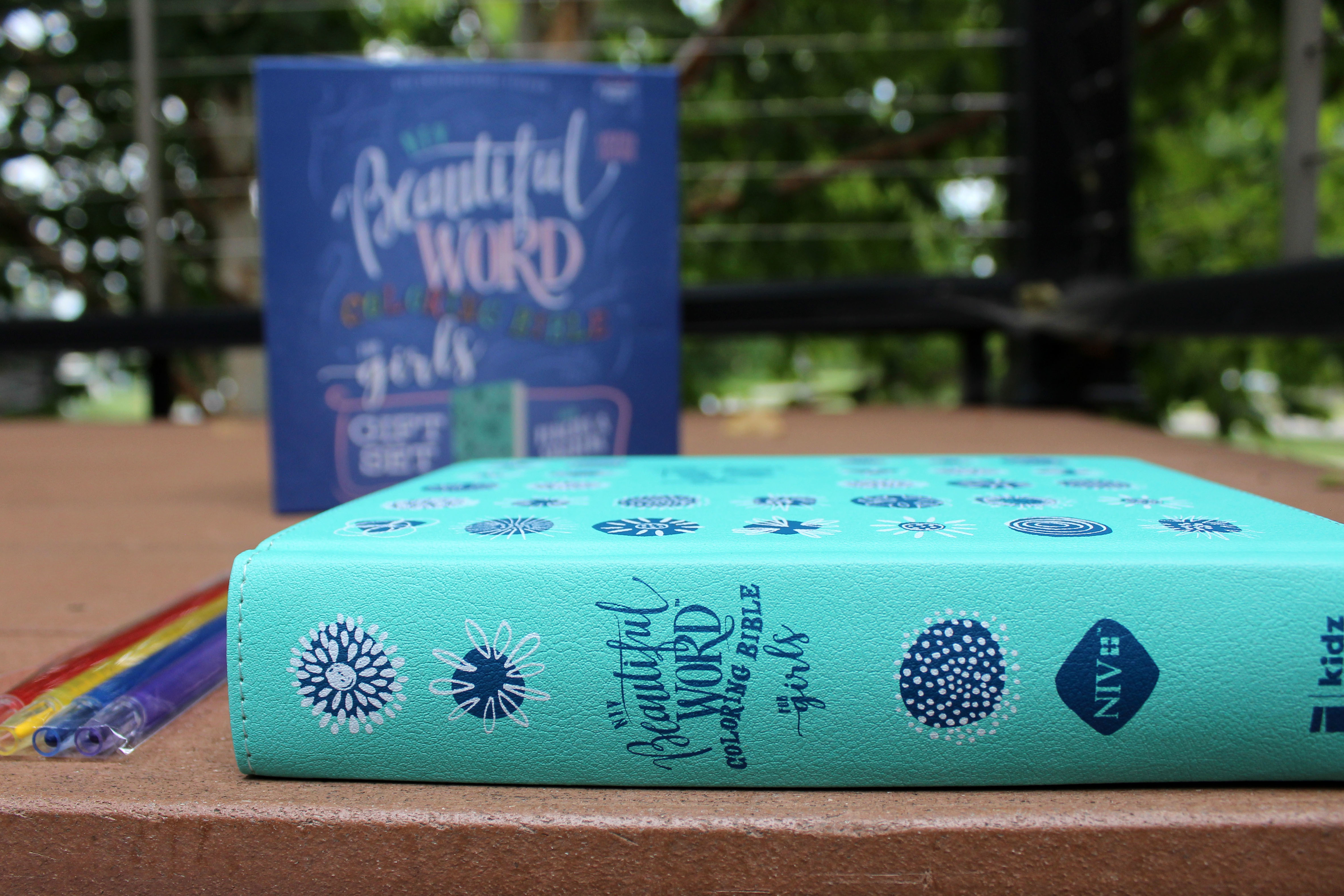 NIV, Beautiful Word Coloring Bible for Girls Pencil/Sticker Gift Set,  Updated, Leathersoft Over Board, Teal, Comfort Print: 600+ Verses to Color