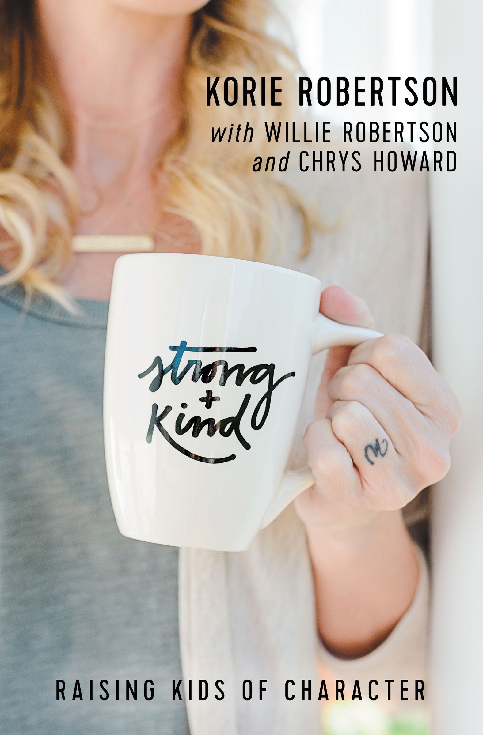 Strong and Kind By Korie Robertson (Paperback) 9780718097110