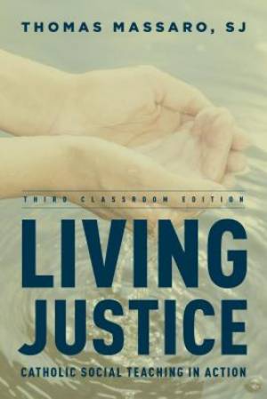 Living Justice By Thomas Massaro (Hardback) 9781442210127