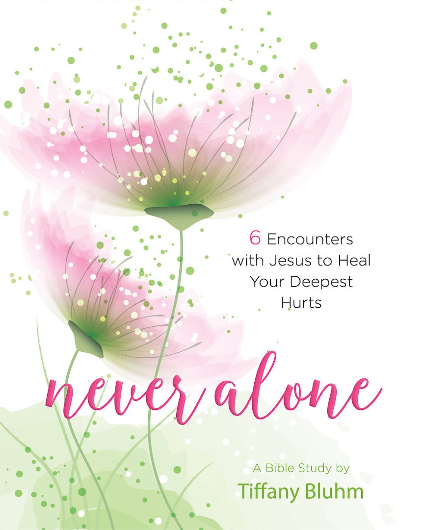 Never Alone - Women's Bible Study Participant Workbook (Paperback)